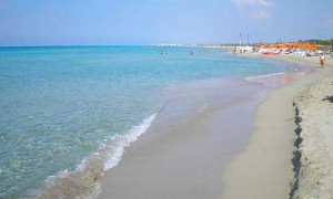 La Tranquilla Spiaggia E Il Mare Cristallino Di Torre Mozza