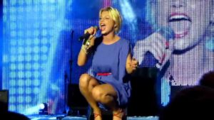 EMMA MARRONE canta "CERCAVO AMORE" nella sua Lecce