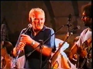 Uccio Aloisi canta "quannu te llai la facce" alla Notte della Taranta 1998
