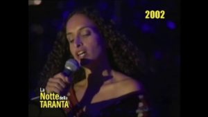 NOA canta la "Ninna nanna in Griko" alla Notte della Taranta 2002