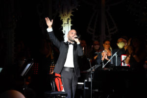 Giuliano Sangiorgi canta "Lu Rusciu te lu mare" nella magica notte di Dior a Lecce