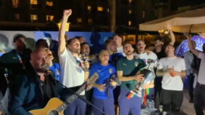 Festa degli Azzurri: la squadra canta 'Notti magiche' ed altre canzoni con Giuliano Sangiorgi
