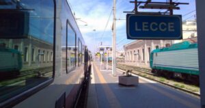 Sud Sound System: "partono i treni carichi da Lecce, nella valigia, lacrime e amarezze"