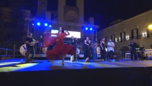 “Notte blu” a Gallipoli, con aria caddhipulina e la musica popolare "la città bella" si trasforma in un grande palcoscenico