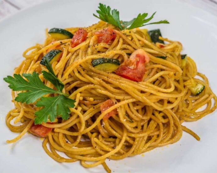 spaghetti con zucchine e pomodorini