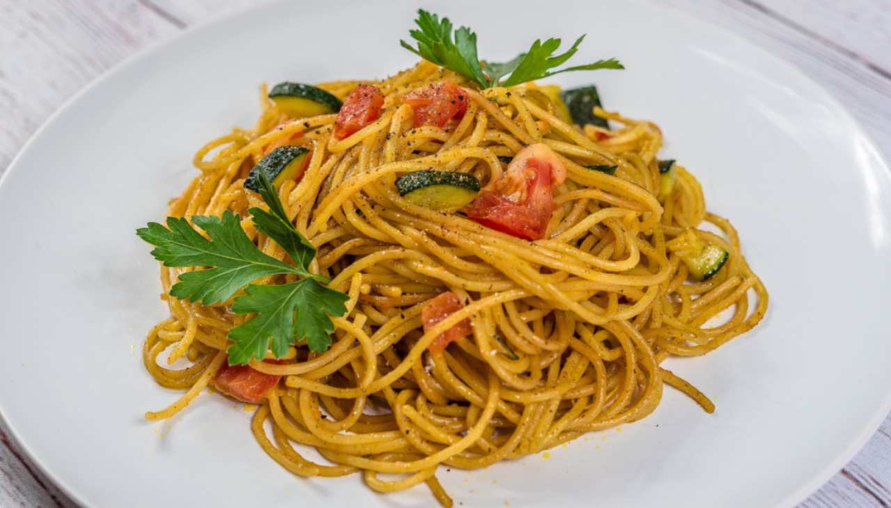 spaghetti con zucchine e pomodorini